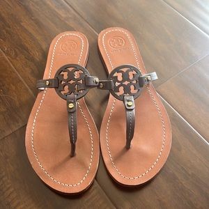 Tory Burch emblem thing sandal. Emblem is a dark grey color. Great condition